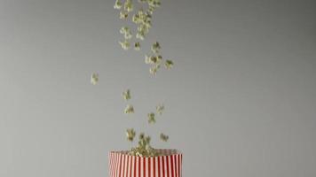 Slow-Motion-Popcorn, das in eine Vintage-Tasche fällt