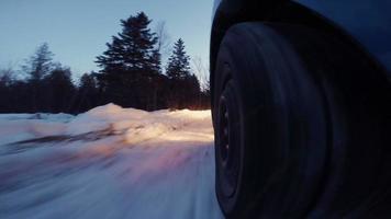 close da roda de um carro de rali saindo da estrada video