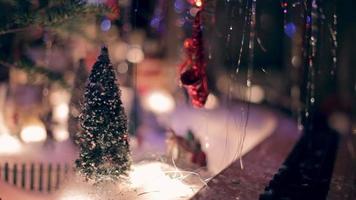 trenino in miniatura sotto l'albero di Natale di notte