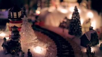 trem em miniatura sob a árvore de natal à noite