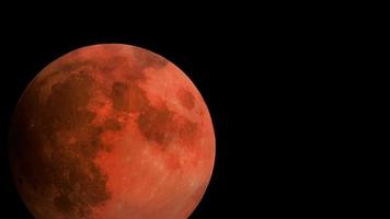 éclipse de lune de sang orange et rouge avec quelques nuages video