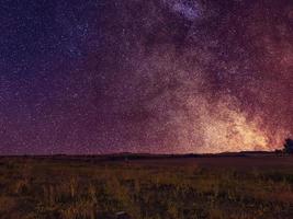 Vía Láctea sobre el terreno alto. cielo nocturno de la galaxia. trayectorias de estrellas. foto