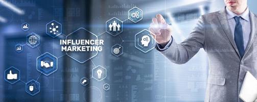concepto de marketing de influencers. concepto de internet empresarial foto