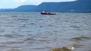 pequeno barco de pesca na costa video