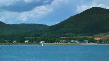 heißer Sommertag mit Kajak, Paddleboard und anderen Booten auf dem Wasser video