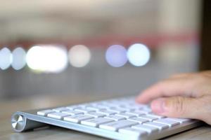 mano escribiendo en una computadora portátil en un escritorio en primer plano. foto