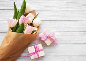 cajas de regalo y ramo de tulipanes foto