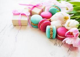 macarrones de colores y tulipanes foto
