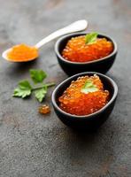 caviar rojo en tazones