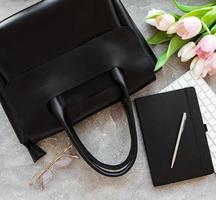 bolso de cuero negro foto