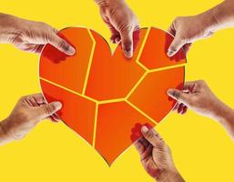 seis manos unen los pedazos del corazón o del amor en uno. Ilustración de compartir el amor entre los demás seres humanos.