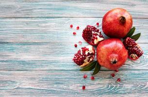 frutas maduras de granada foto