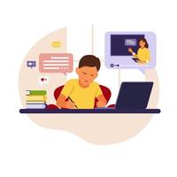 niño sentado detrás de su escritorio estudiando en línea usando su computadora. ilustración con mesa de trabajo, computadora portátil, libros. vector plano.