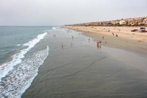 Huntington Beach, California, 2021 - Gente en la playa foto