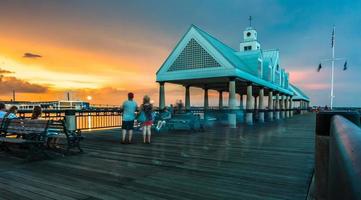 charleston, sc, 2021 - gente en el puerto por la noche foto