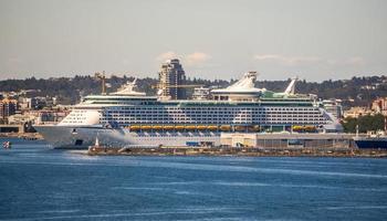 victoria, bc, 2021 - gran barco de cruse en el puerto foto