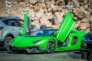 Lamborghini italiano verde en el estacionamiento de la presa Hoover foto