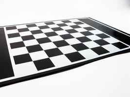 tablero de ajedrez de mesa en blanco y negro sobre un fondo blanco. foto