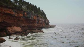 rallentatore dell'isola di bonaventura in perce, canada paesaggio della scogliera e onde. video