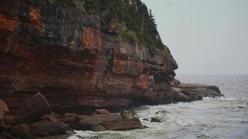 rallentatore dell'isola di bonaventura in perce, canada paesaggio della scogliera e onde. video