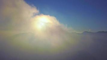 passage entre les nuages et le soleil dans le ciel video