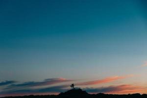 puesta de sol en la montaña foto