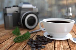 taza de café y cuchara - cámara y jarrón sobre mesa de madera. Representación 3d foto