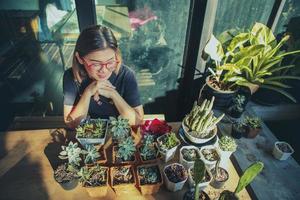 mujer y planta suculenta en maceta foto