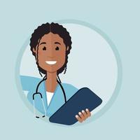 Sonriente enfermera afroamericana mirando a la vuelta de la esquina y sosteniendo una tableta para notas, entrevistando a un paciente vector