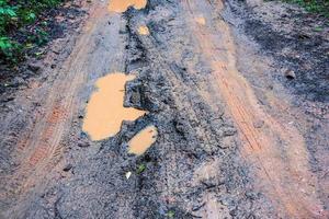 Marcas de neumáticos de automóvil en la carretera de travesía foto