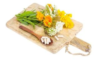 concepto de medicina tradicional, plantas medicinales y cápsulas de hierbas foto