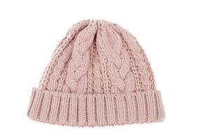 Sombrero tejido de colores cálidos para el invierno, aislado sobre fondo blanco. foto