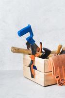 Cerrar caja de herramientas de madera con diferentes herramientas.