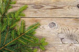 Fondo de Navidad, ramas de abeto sobre superficie de madera foto