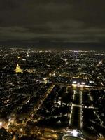 vista nocturna, panorama de parís desde lo alto de la torre eiffel. foto