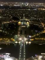 vista nocturna, panorama de parís desde lo alto de la torre eiffel. foto