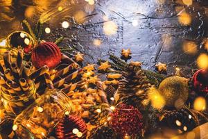 Bolas de decoración navideña con galletas y pasteles sobre fondo negro abstracto bokeh con espacio de copia y luces LED decorativas. feliz navidad y año nuevo. tarjeta de felicitación.