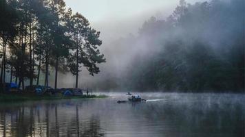 viaje hermosa naturaleza vista panorámica del lago pang ung en la niebla al amanecer. foto