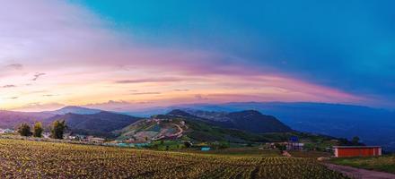 paisaje de pueblo de montaña refrescante en la temporada de lluvias. hermosas nubes foto