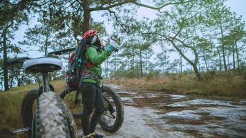 las mujeres asiáticas viajan fotografía naturaleza. viajar relajarse andar en bicicleta desierto en la naturaleza. tailandia foto