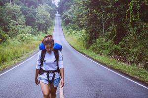 las mujeres asiáticas viajan relajarse en las vacaciones. en la carretera foto