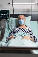 retrato, de, enfermo, hombre mayor, paciente, con, mascarilla quirúrgica, descansar, en, cama de hospital