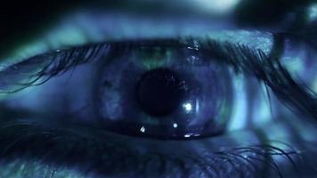 ojo humano con códigos binarios digitales video