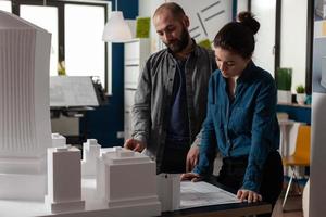 Equipo de arquitecto de construcción que trabaja en la oficina de escritorio foto