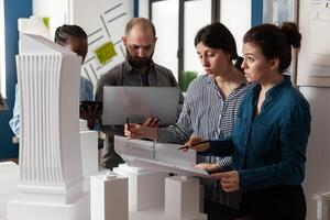 Trabajadores de arquitectura multiétnica reunidos en la oficina foto