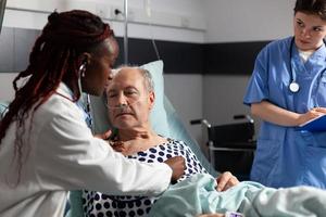 Cardiólogo comprobando examinar el corazón del paciente mayor