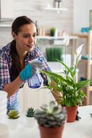mujer esterilizando plantas en la cocina
