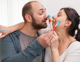 esposa pintando la nariz del marido foto