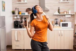 bailando y cantando en la cocina foto