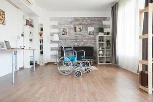 silla de ruedas en una habitación vacía foto